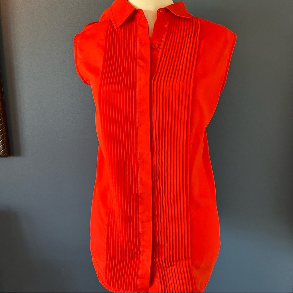 Jones New York Signature sleeveless pleated shirt